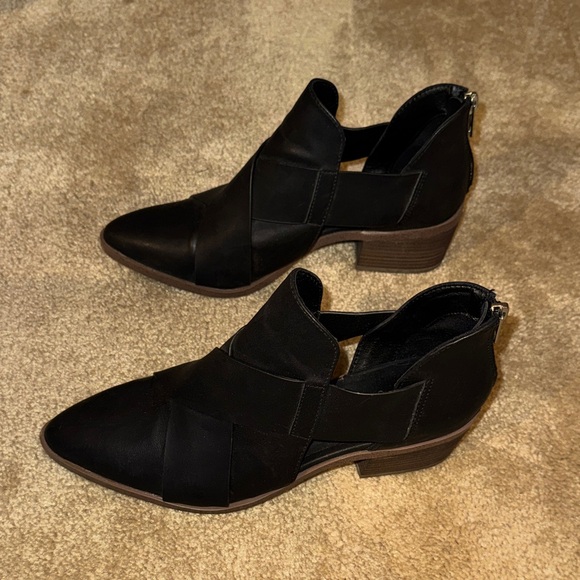 Chic Black Ankle Booties - Picture 2 of 8